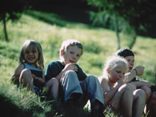 Kinder machen Ferien auf dem Bauernhof